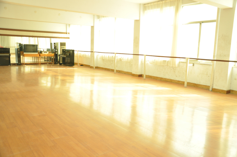 舞台地板与同行竞争完胜，为舞者带来舒适安心的体验