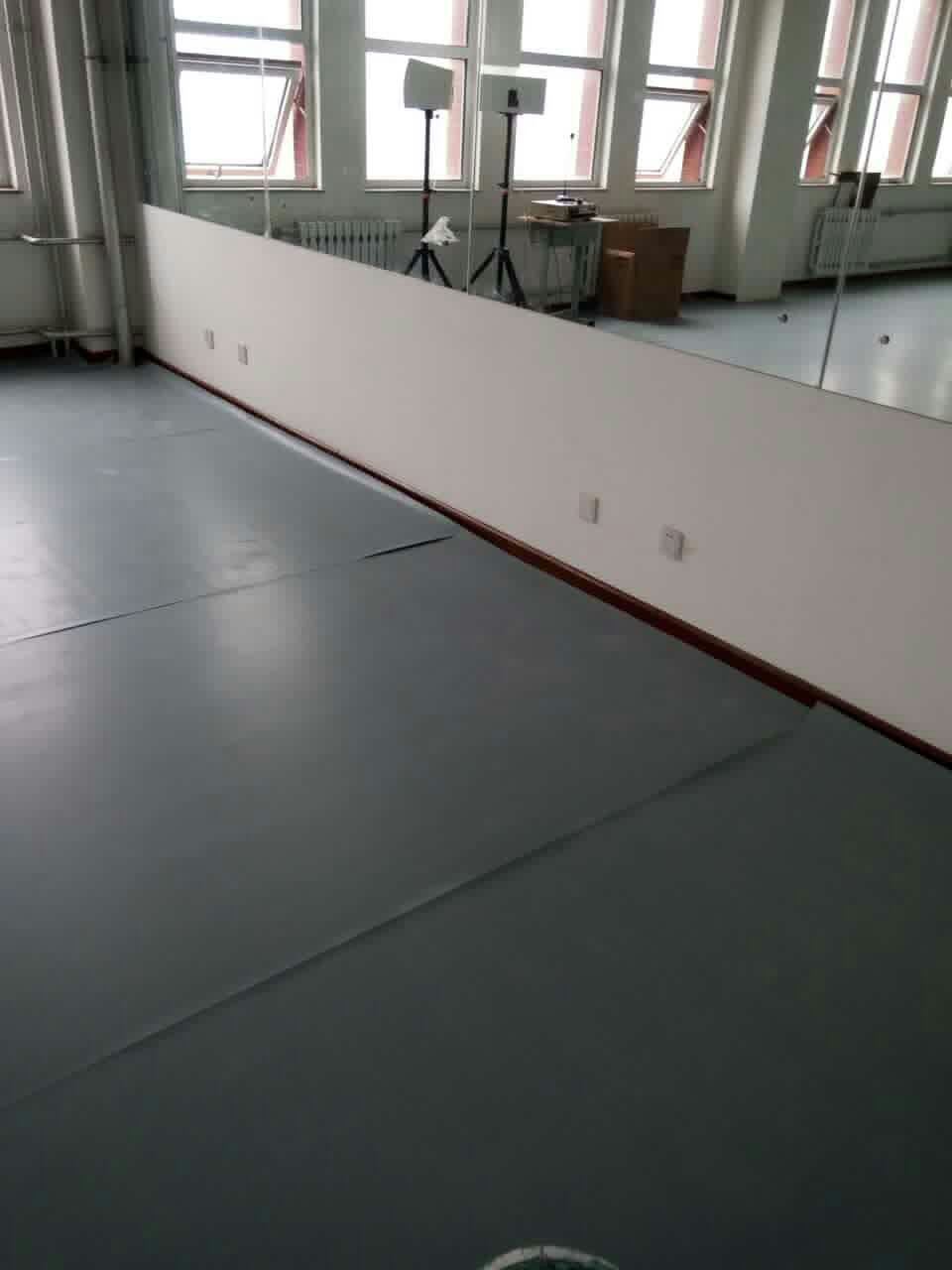 简述舞蹈教室以及舞台地面的铺设材料